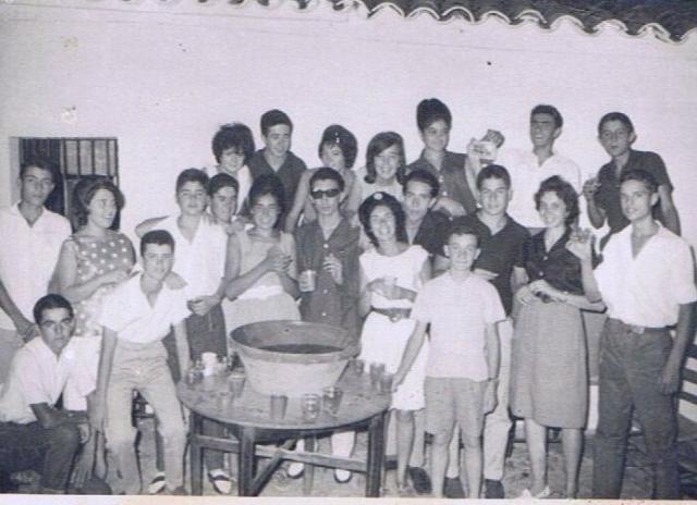 Reunin de amigos bebiendo la Sangra en 1963