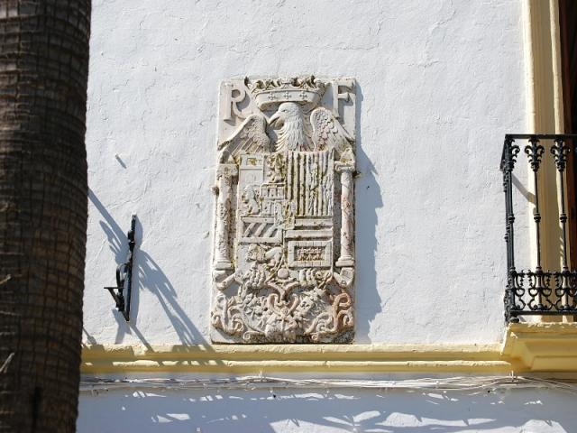 escudo en la fachada del ayuntamiento