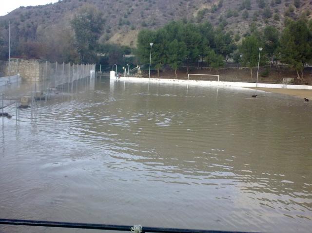 el campo de futbol inundado