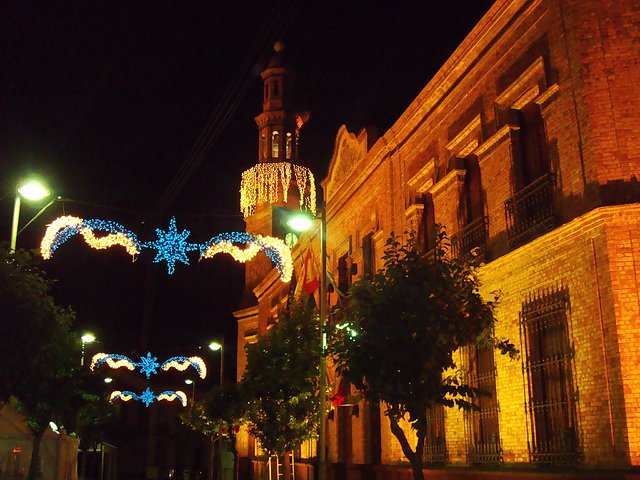 Ayuntamiento de Nerva adornado en Navidad