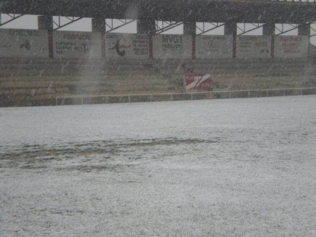 Campo de Futbol de Madrigalejo cubierto de nieve.