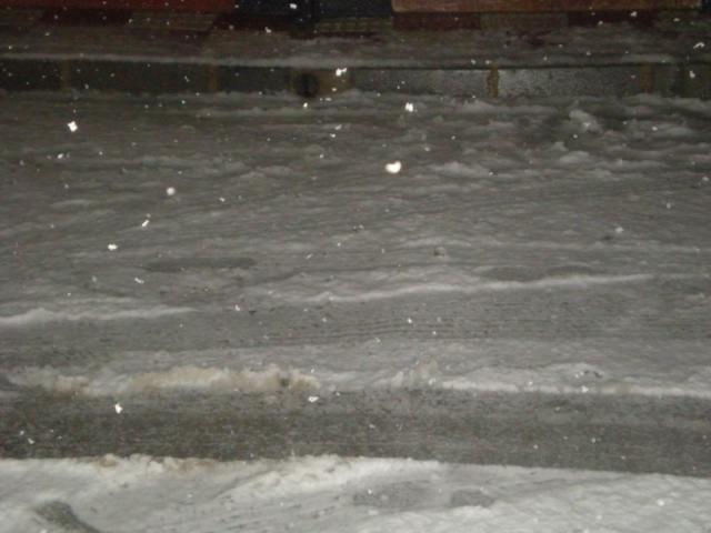 Calle de Madrigalejo cubierta por la nieve.