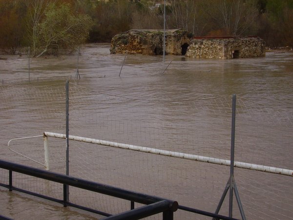 Campo de futbol y acea inundados