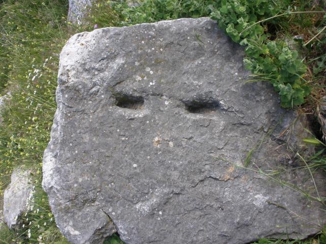 extraas marcas en la piedra