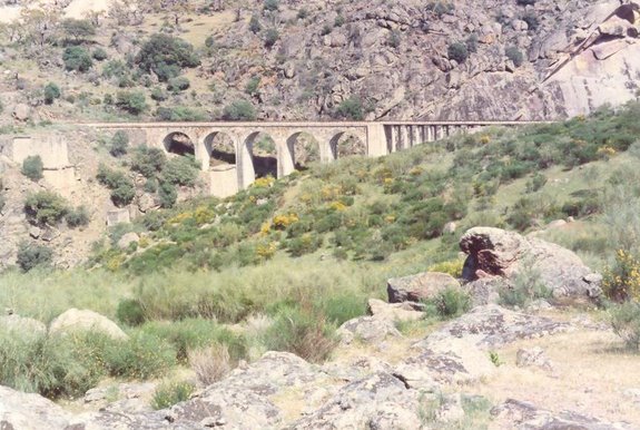 Puente colgado desde el castro de Berrocalillo