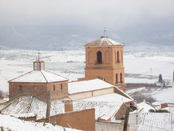 La iglesia y campos nevados al fondo