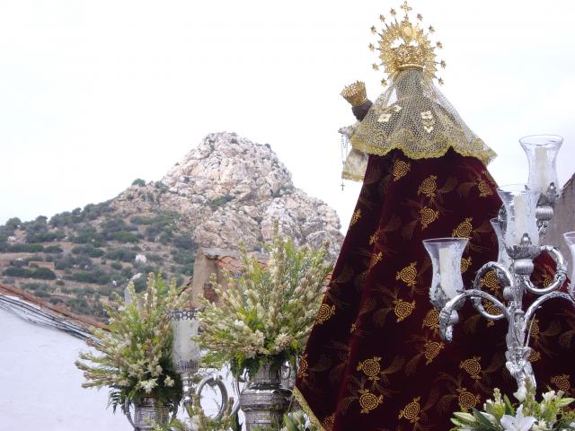 Virgen del Rosario mirando al Pen