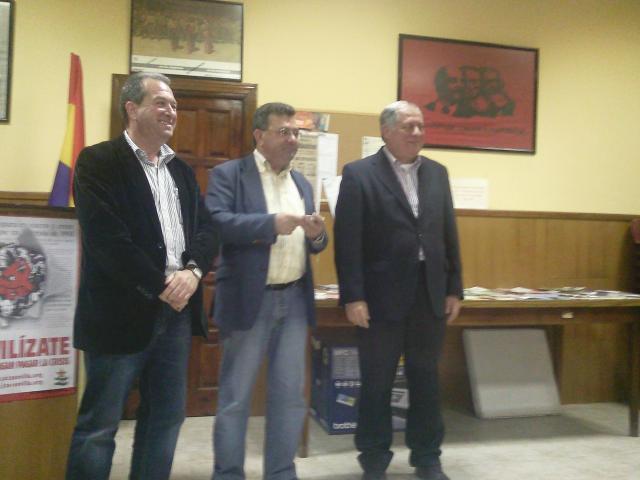 Entrega de carns - Eladio, Luis y Felipe Alcaraz