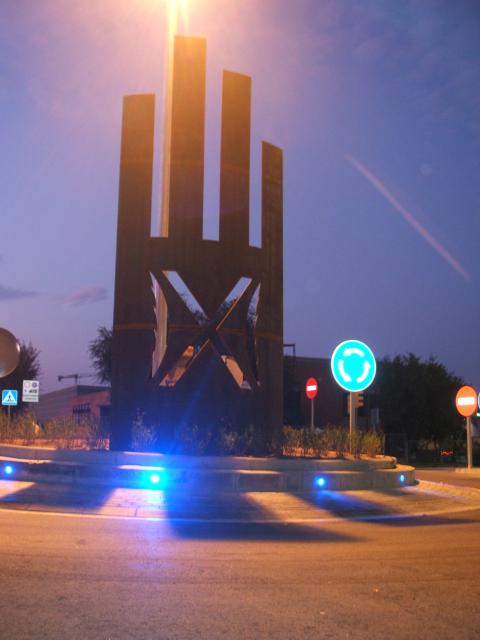 Rotonda N-IIa con Ronda Santa Eulalia, de noche.