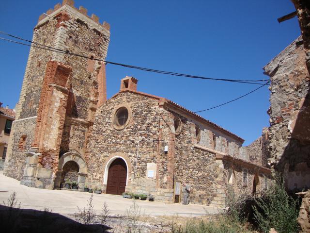 Otra vista del conjunto torre e iglesia