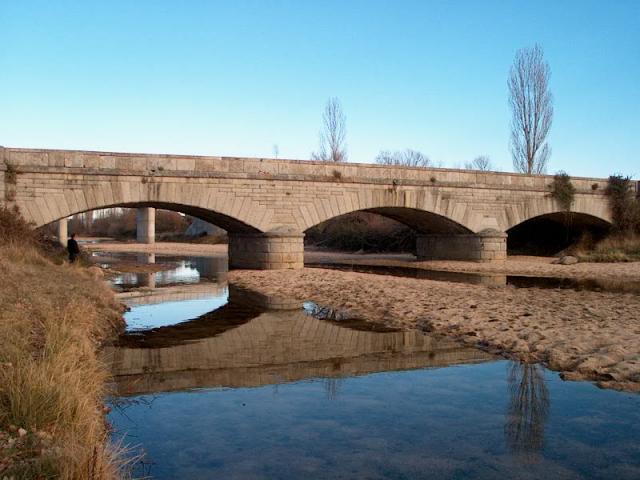 Puente viejo sobre el rio Corneja