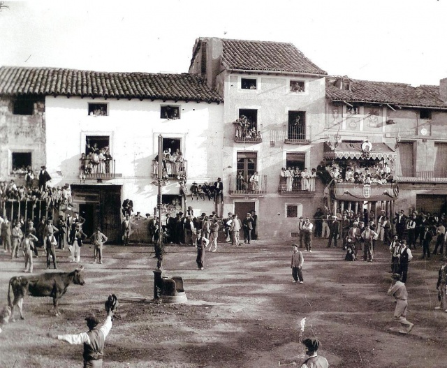 Toros en fiestas de Cariena en la Pza. Alta 1909