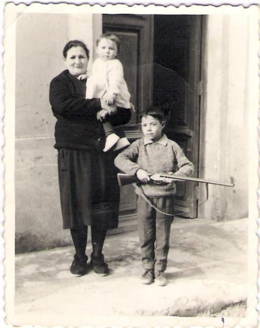 Mi abuela Mena,con dos nietos