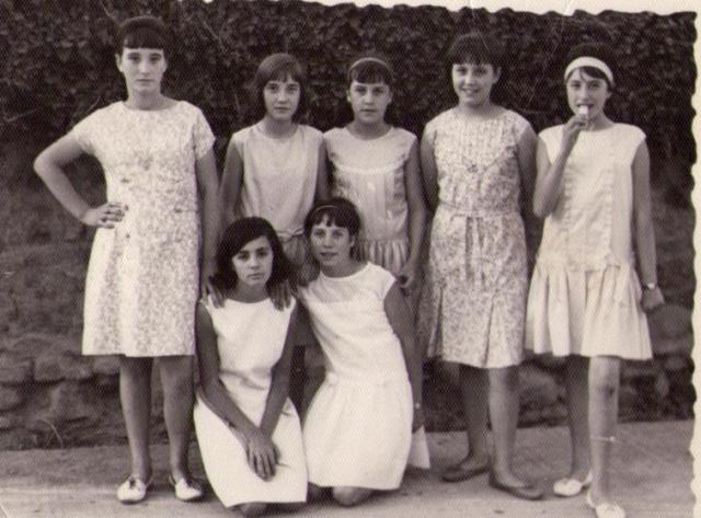 Grupo de amigas de Arenzana en 1966