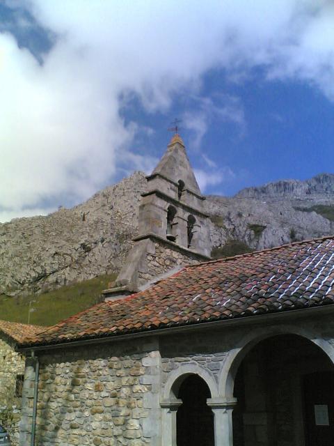 La iglesia tras la cima