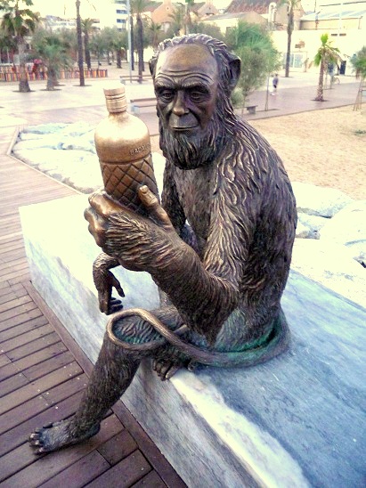 escultura : Ans del MONO, patja de Badalona