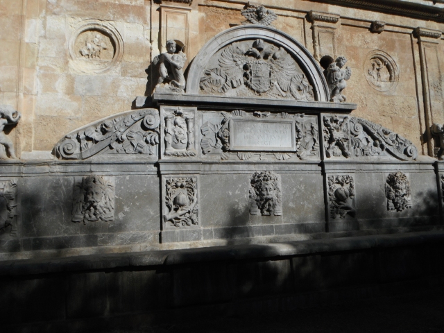 Alhambra Fuente con escudo imperial y granadas