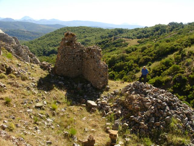 Higinio en las ruinas de San Guillermo