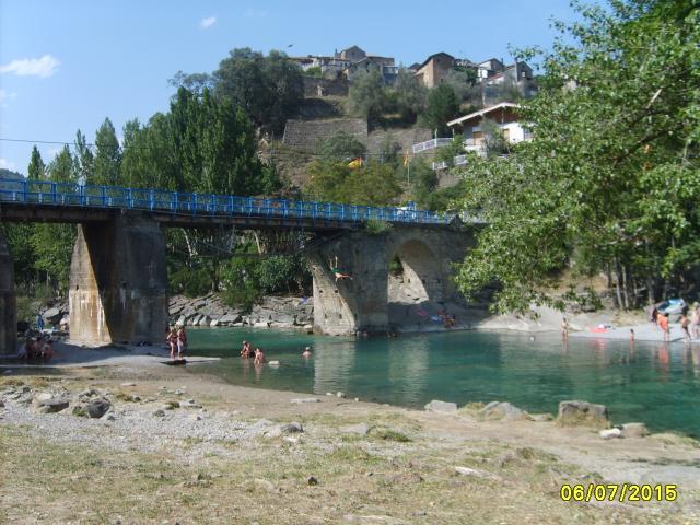 Joven saltando del puente al rio ARA de Boltaa