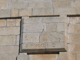 Reloj de Sol en la fachada de la parroquia.