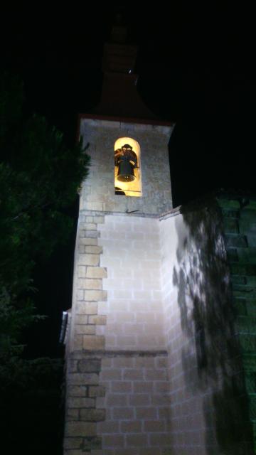 Campanario de la ermita iluminado