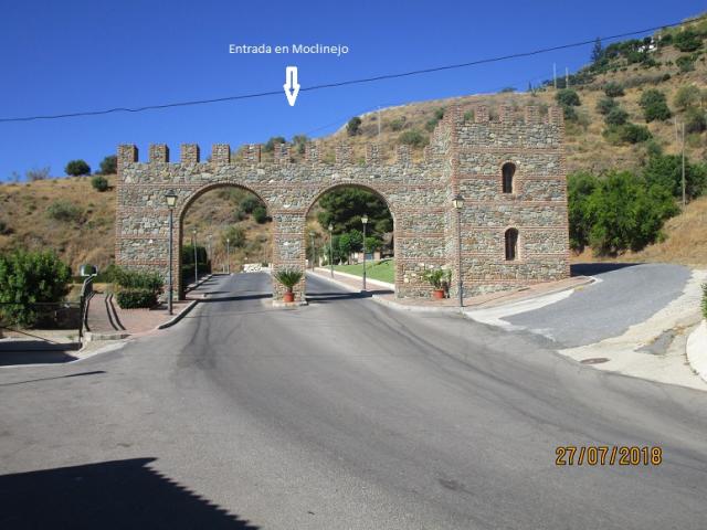 Puerta de la entrada en Moclinejo