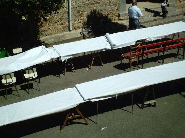 Preparando las mesas para el festejo