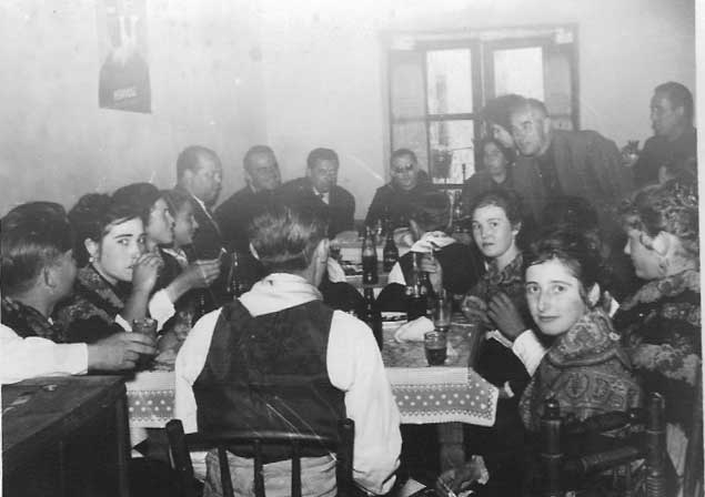 comida en la fiesta de la juventud 1953