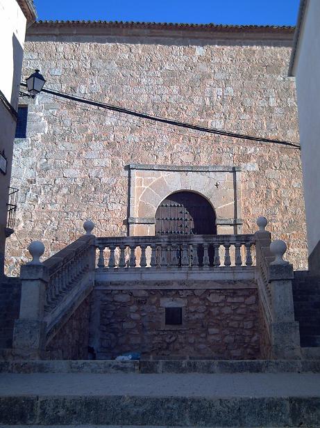 Portada principal del templo y fuente.