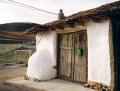 Casa de adobe con portón y horno a la calle