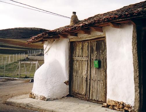 Casa de adobe con portn y horno a la calle