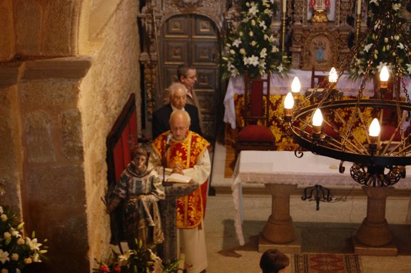 o prroco na misa dos santos de perlio,mayo 2008