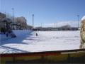 Campo fútbol nevado y tribuna caida