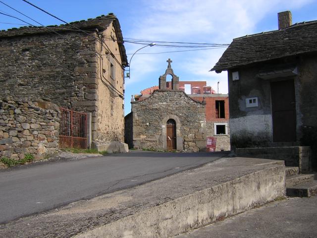 Ermita de San Lorenzo al fondo