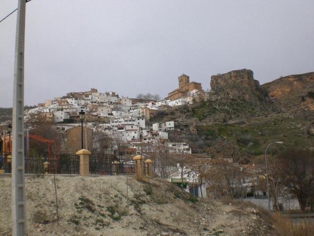 vista de la iglesia y castillo de colomera