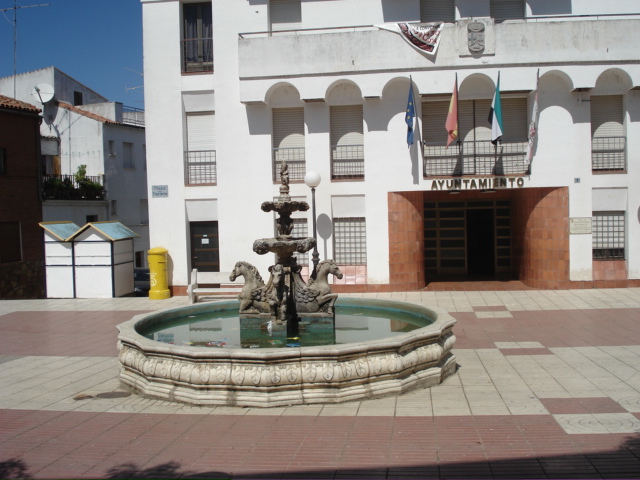 Fuente y Ayuntamiento de Valdecaballeros