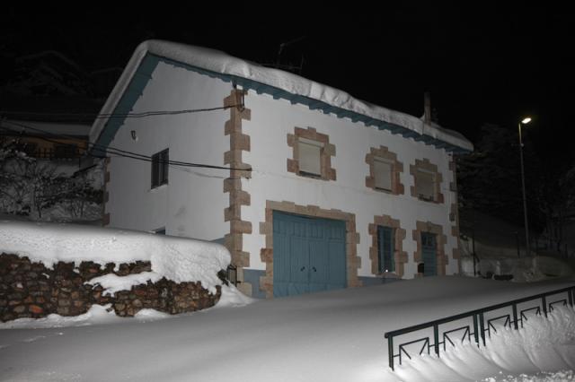 Toma nocturna con la nevada a casa de Piedrafita