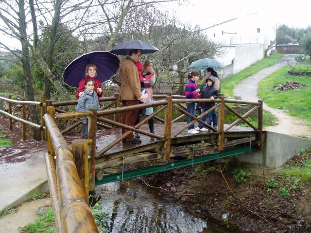 Pasando el puente con paraguas