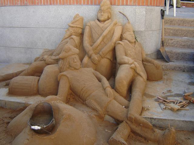 Soldaditos de arena en la plaza