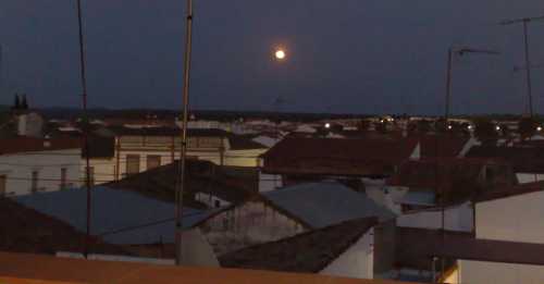La Luna llena de Mayo iluminando los tejados