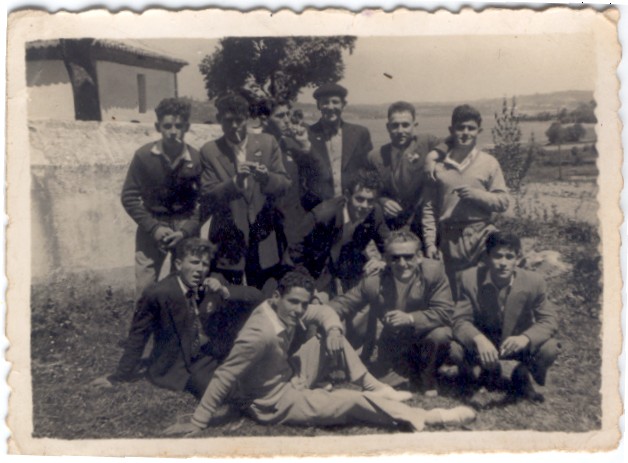Grupo de amigos na Procesion dos Santos ano 1955
