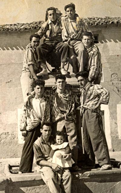Mozos en la fuente fiestas 1953