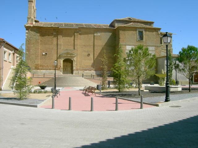 La Plaza Mayor con su Iglesia. 