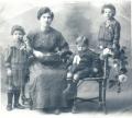 Ignacia y sus hijos, abuela de Marina.