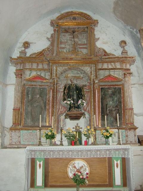 Interior de la iglesia de almendres