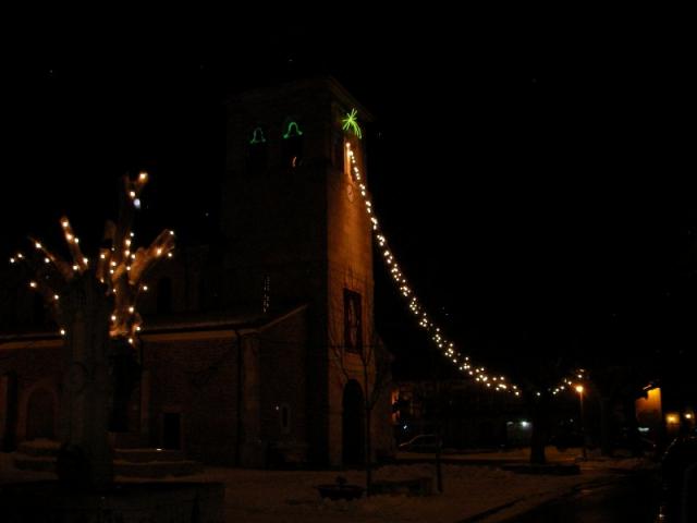 iglesia adornada en navidad