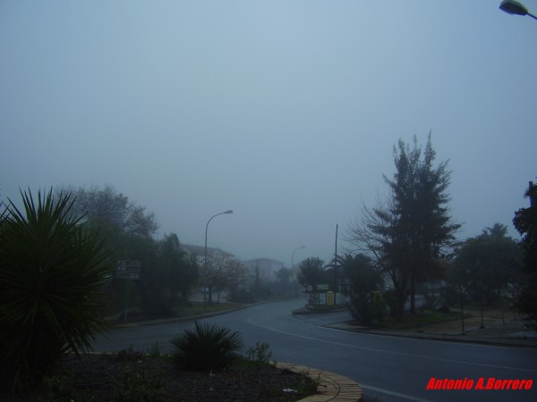 Una vista del pueblo con niebla