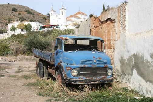 camion antiguo en el barrio las piedras