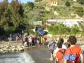 los peregrinos pasan el rio