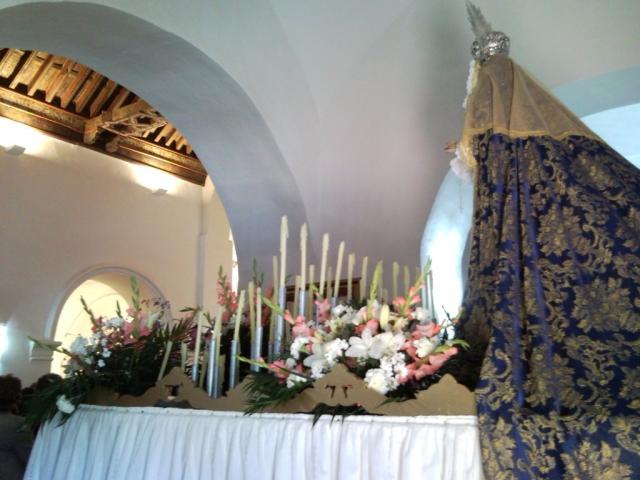 Imagen de la virgen en el interior de la iglesia